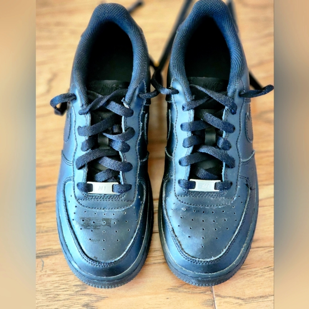 Nike Air Force 1 Black Low Top 6.5 Youth needs new laces